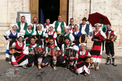 Foto di gruppo di Aria di Casa Nostra davanti l'entrata degli Scolopi in Piazza Santa Maria Maggiore di Alatri